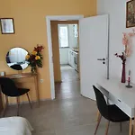 Sandra *